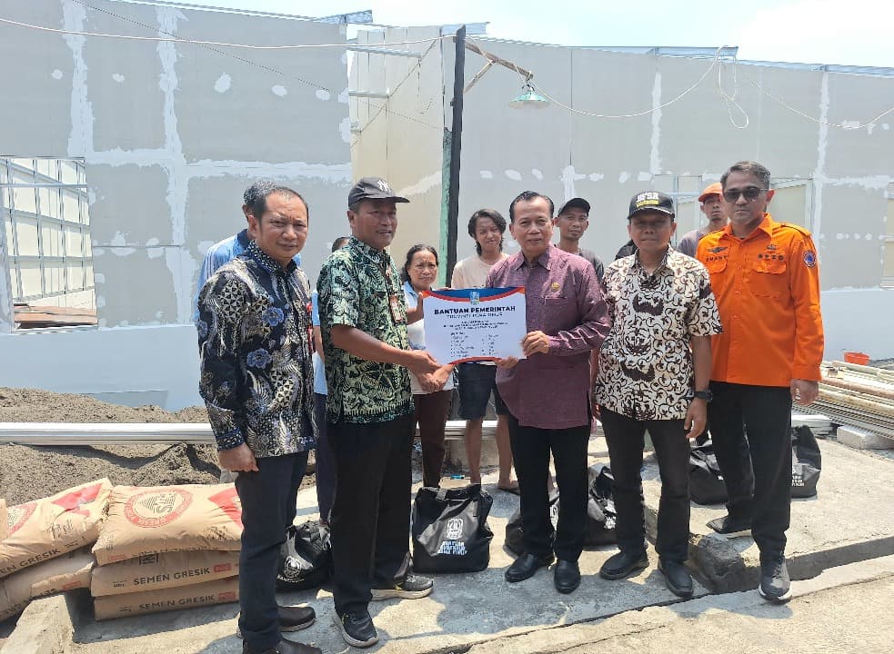 Bareng Anggota Komisi E, BPBD Jatim Serahkan Bantuan untuk Korban Kebakaran di Surabaya