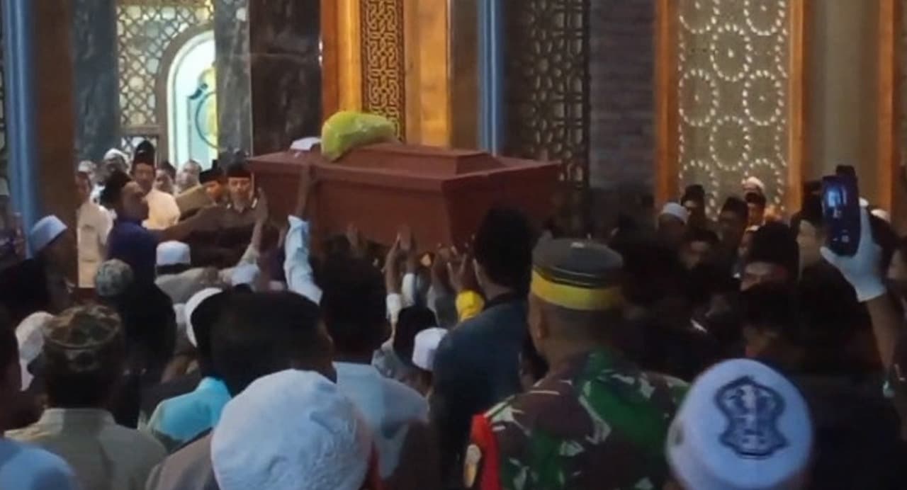 Isak Tangis Sambut Jenazah Santri Asal Bangkalan Korban Ponpes Al Khoziny