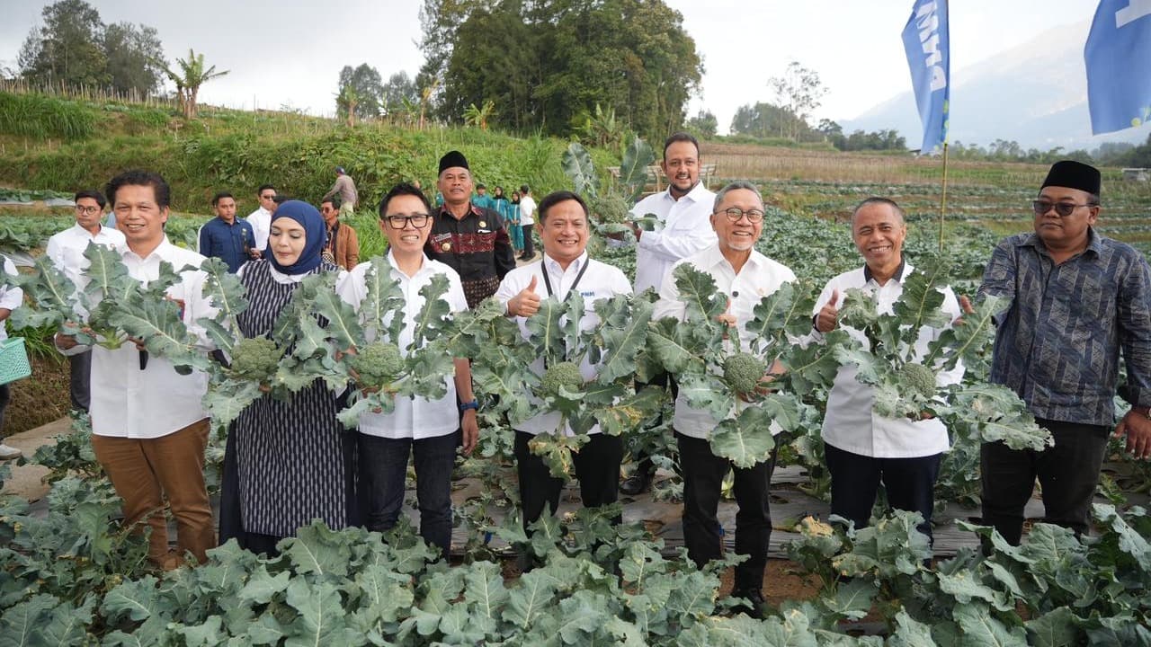 Menko Pangan RI Panen Brokoli hingga Ayam Petelur di Rumah Pangan PNM