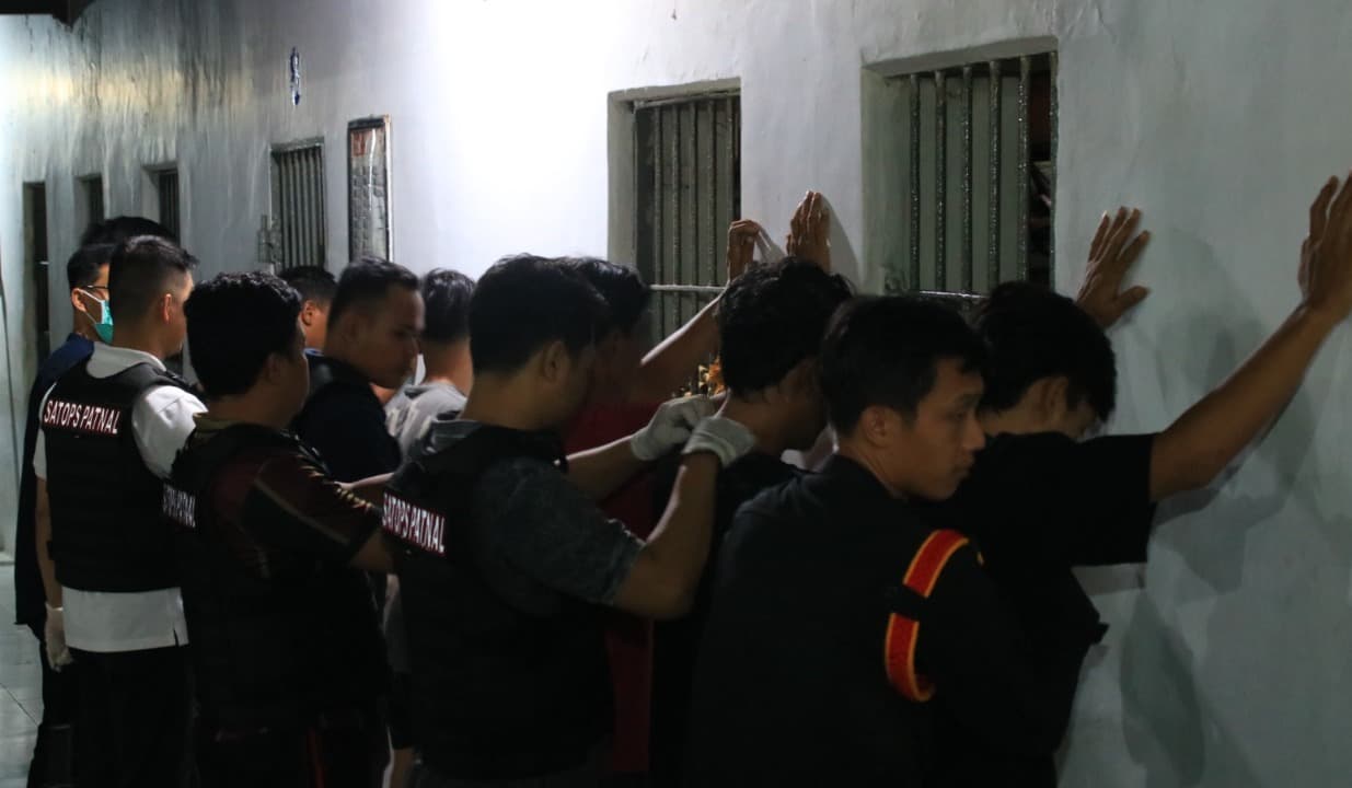 Kamar Hunian Lapas Banyuwangi Digeledah dan Warga Binaan Dites Urine