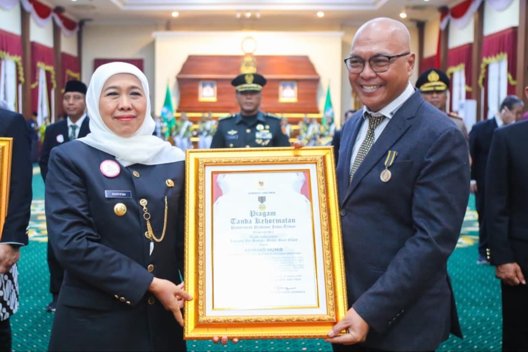 Ketum PWI Pusat Akhmad Munir Terima Lencana Kehormatan Jer Basuki Mawa Beya dari Gubernur Jatim