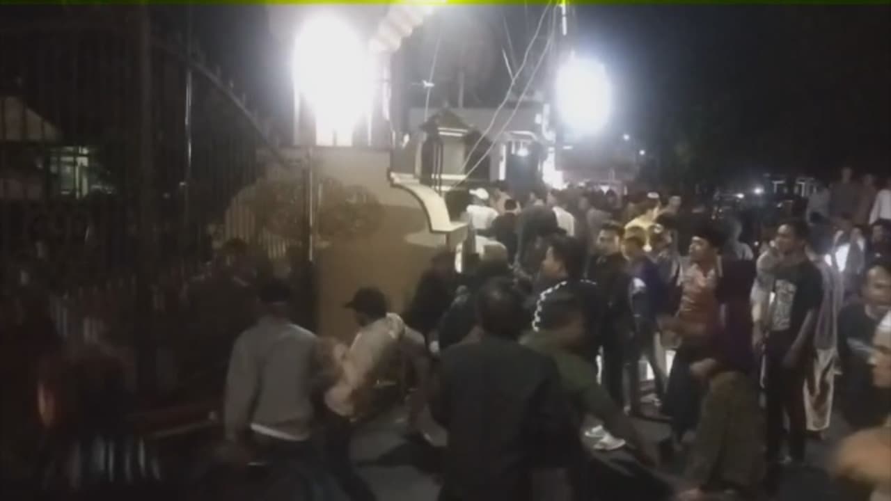 Tersangka Tewas Usai Ditangkap, Warga Ngamuk Serbu Polres Lumajang!
