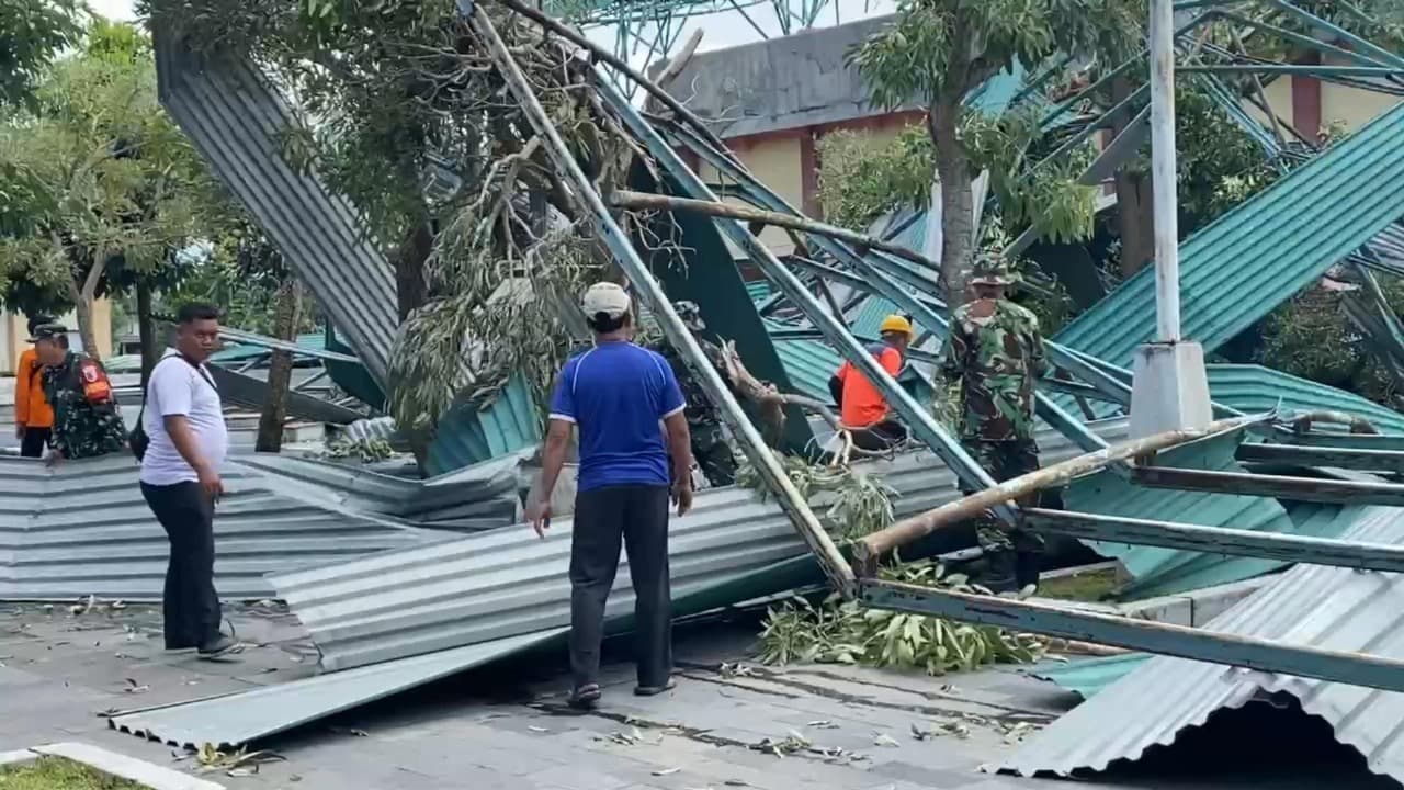 Pasca Robohnya Atap Stadion Gelora Penataran, Tim Gabungan Lakukan Pembersihan