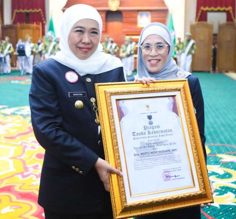Kadinsos Jatim Dianugerahi Lencana Jer Basuki Mawa Beya