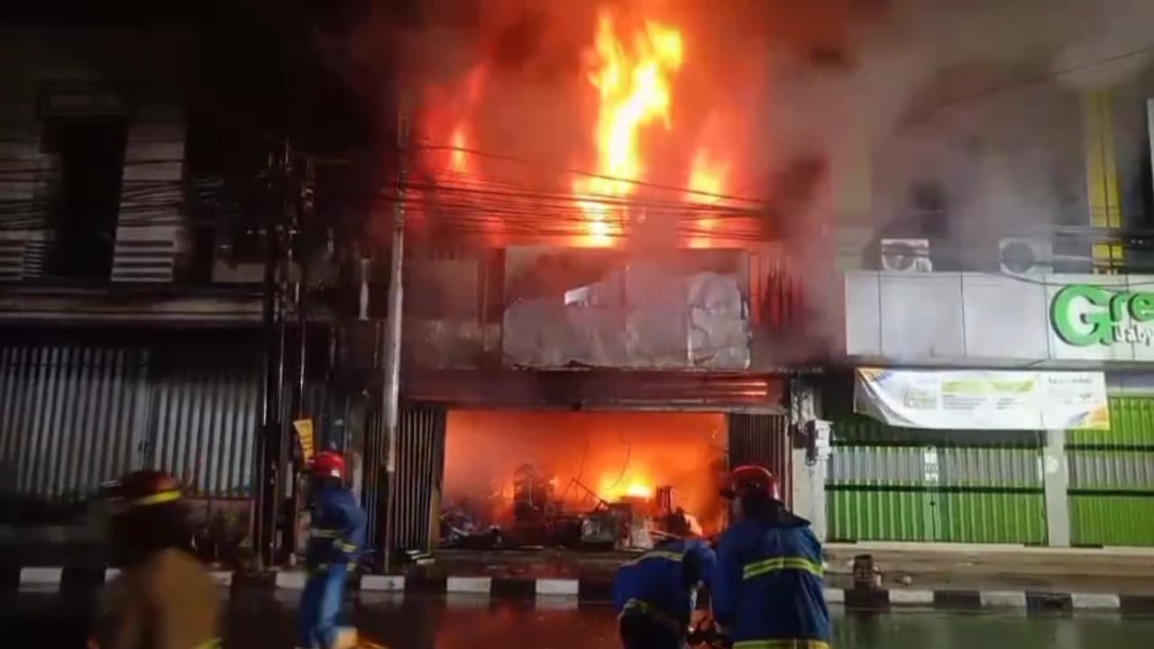 Toko Perabotan Rumah Tangga di Jalan Dhoho Kota Kediri Ludes Dilalap Api