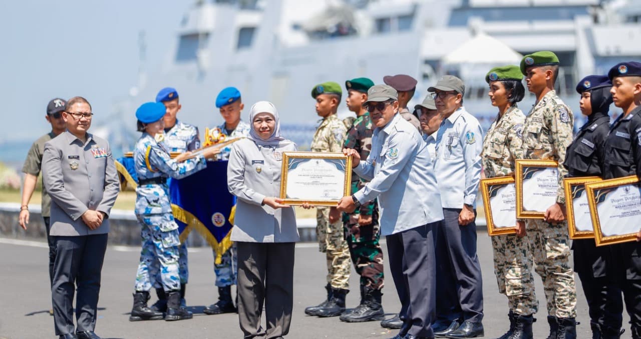 Kepala SMAN 2 Taruna Bhayangkara Raih Penghargaan Jer Besuki Mawa Beya Dari Gubernur Jatim