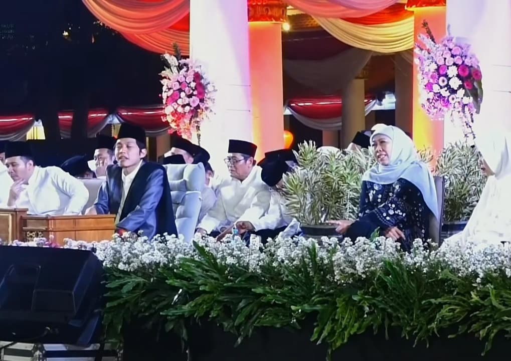 Ribuan Warga Jatim Ikuti Sholawat Bersama Khofifah dan Gus Iqdam di Grahadi