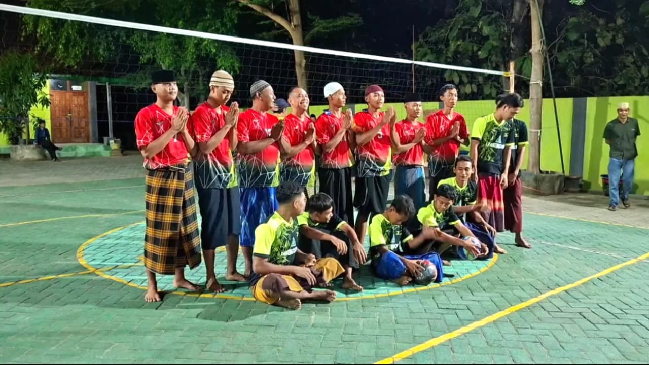 Unik! Puluhan Pemuda Gelar Turnamen Voli Sarungan, Juara Dapat Hadiah Kambing dan Bebek