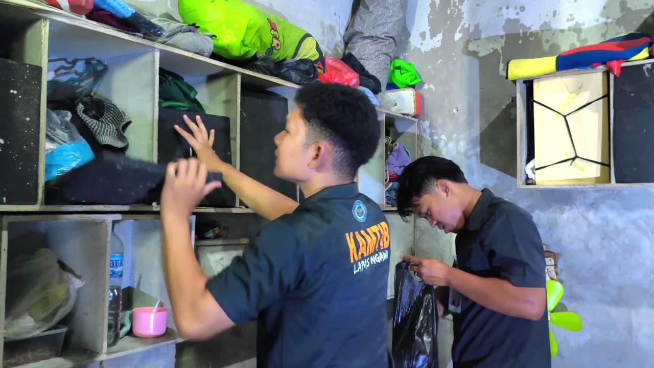 Petugas Gabungan Temukan Ponsel dan Benda Tajam Saat Razia di Lapas Ngawi