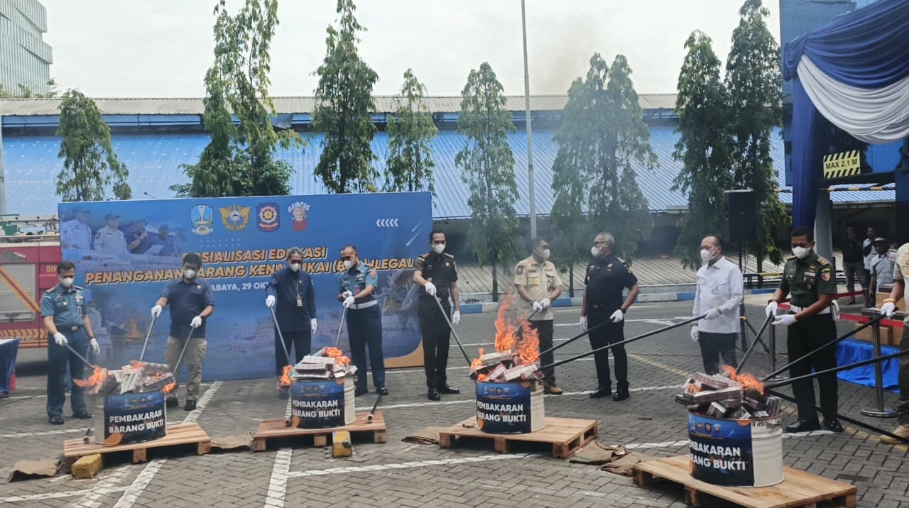 Bea Cukai dan Satpol PP Jatim Musnahkan 17 Juta Batang Rokok Senilai Rp 25 Miliar