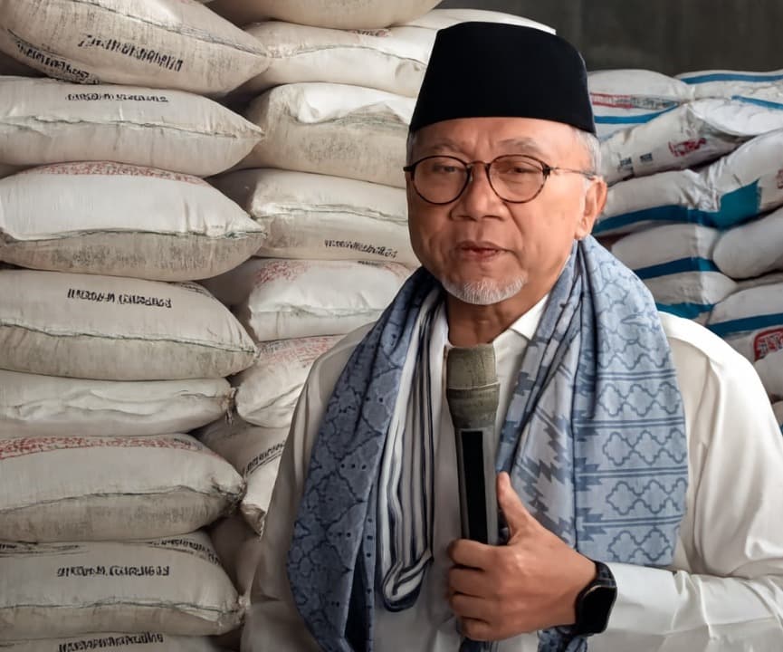 Pastikan Harga Turun, Menko Pangan Zulkifli Hasan Kunjungi Kios Pupuk di Bondowoso