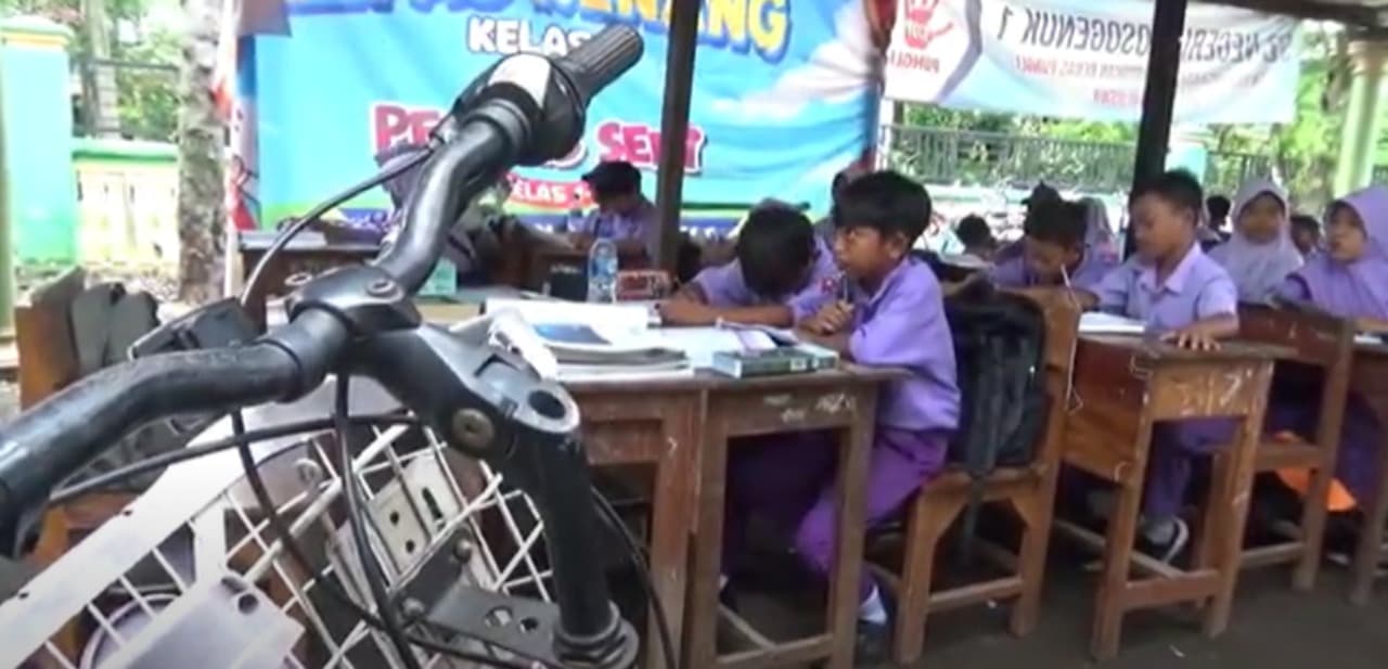 Siswa SD di Jombang Terpaksa Belajar Parkiran Karena Ruang Kelas Ambruk