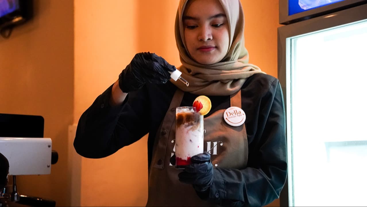 Kopi, Stroberi, dan Cerita Inklusif di Segelas Berry Fit Latte, Kreasi Barista Tuli Midtown Hotel Surabaya