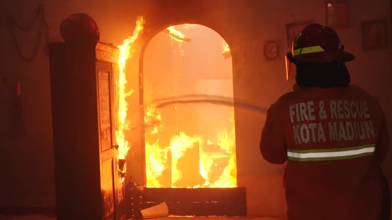 Diduga Korsleting Listrik, Rumah Warga di Kota Madiun Terbakar