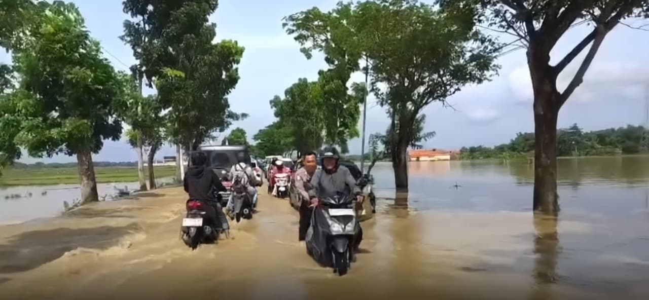 Diguyur Hujan Deras, Jalur Sampang–Bangkalan Terendam Banjir