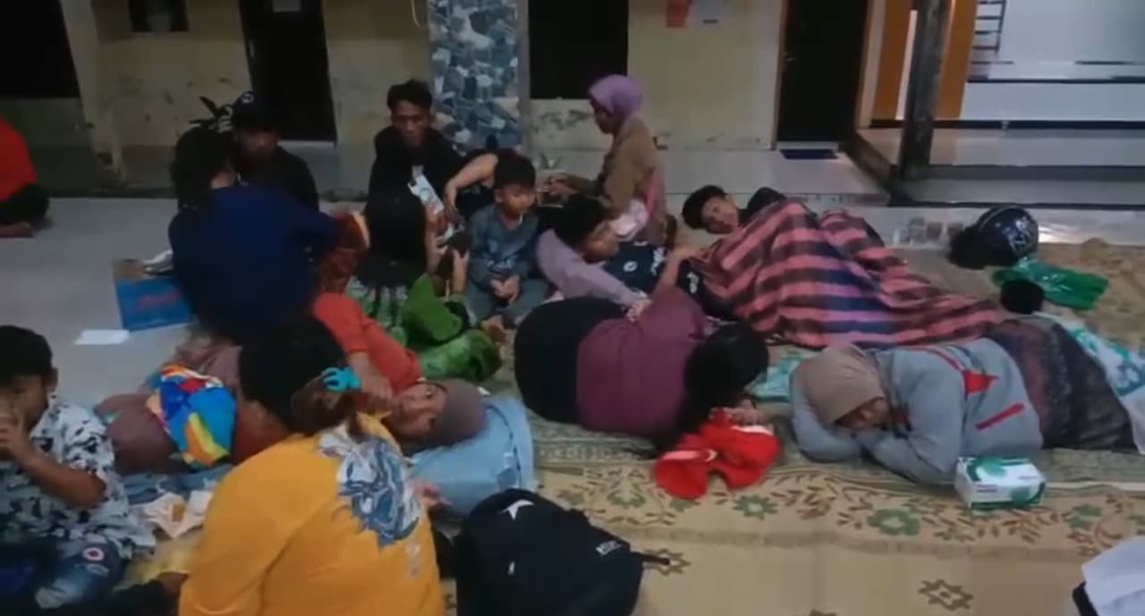 Ratusan Warga Mengungsi Akibat Erupsi Gunung Semeru