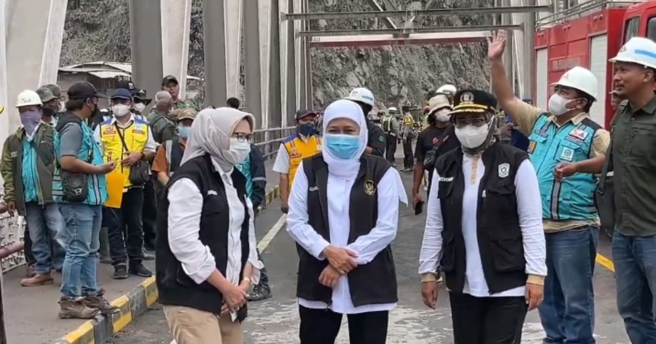 Gubernur Khofifah Tinjau Lokasi Terdampak Erupsi Gunung Semeru