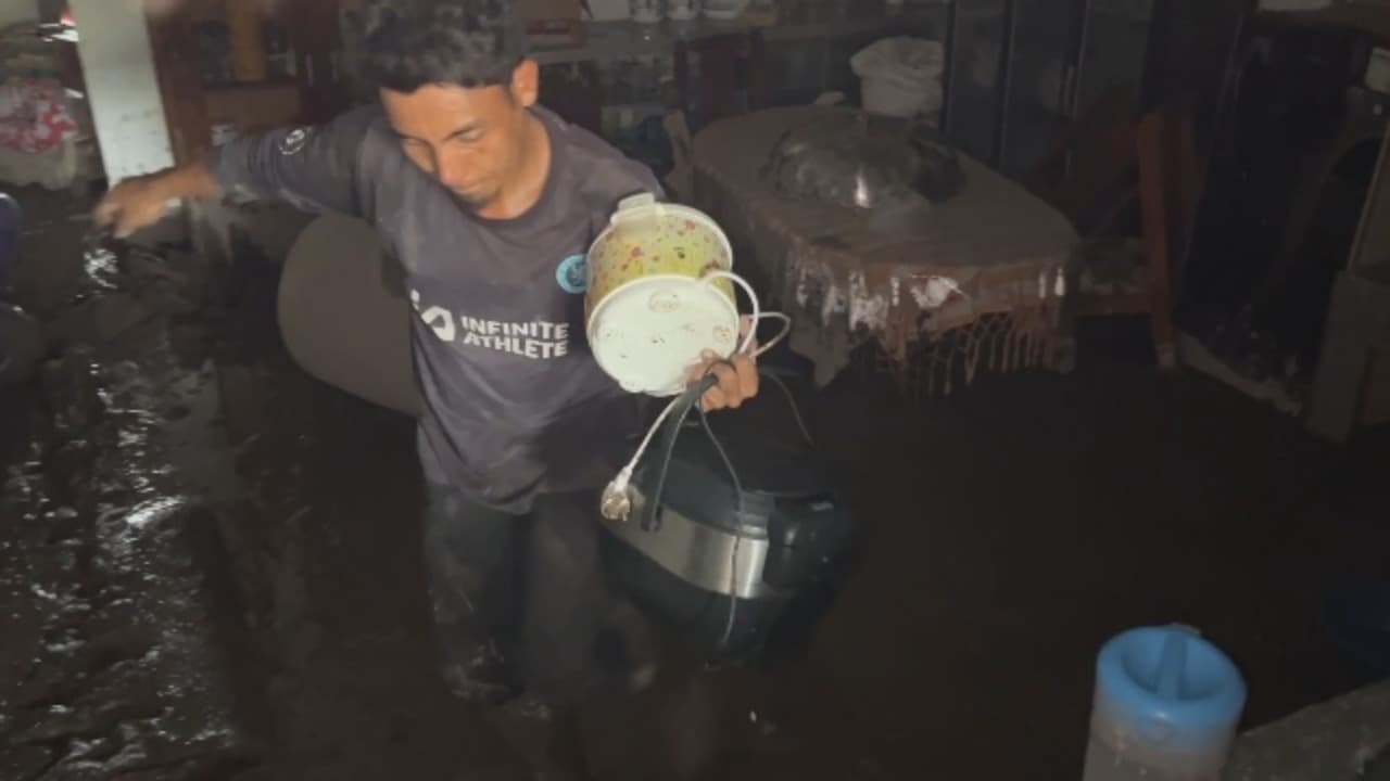 Korban erupsi selamatkan barang berharga.