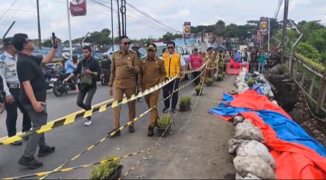 Trotoar Jembatan Ambles, Material Timpa 22 Rumah Warga di Kampung Tridi Kota Malang