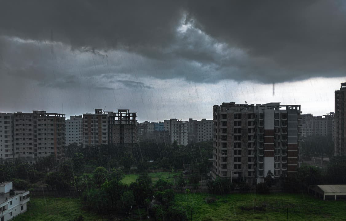 Sebagian Besar Jawa Timur Diguyur Hujan Ringan, Petir Masih Berpotensi Melanda Sejumlah Wilayah