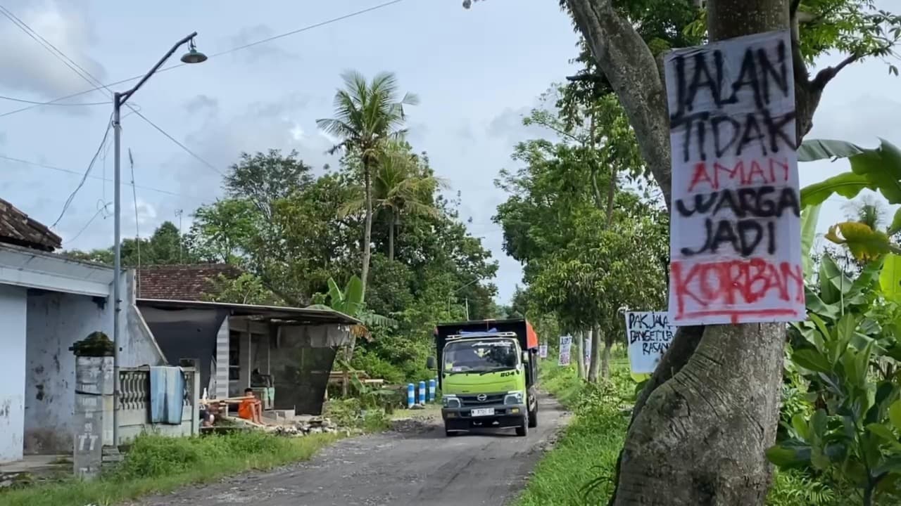 Belasan Tahun Jalan Rusak, Warga Butun Blitar Pasang Spanduk Protes
