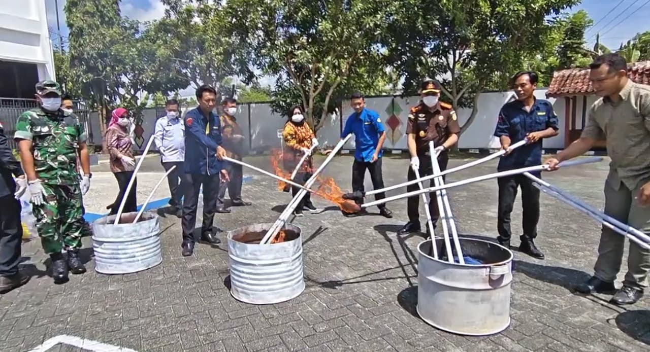 Kejari Ponorogo Musnahkan BB Narkotika dan Hasil Kejahatan