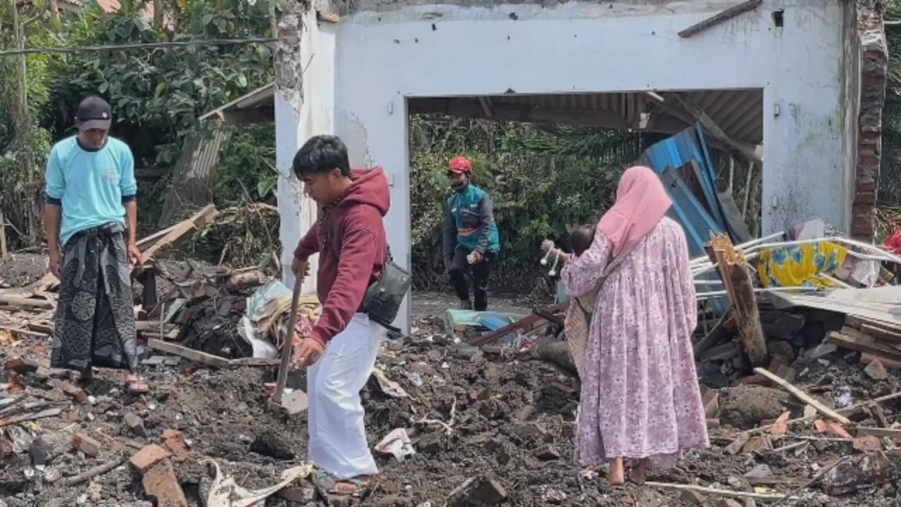 Perjuangan mudin cari buku nikah dan akta cerai.