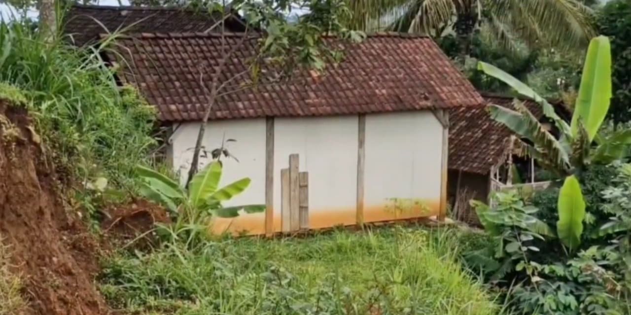 Tanah Gerak Putus Jalan Alternatif dan Ancam Rumah Warga di Ponorogo