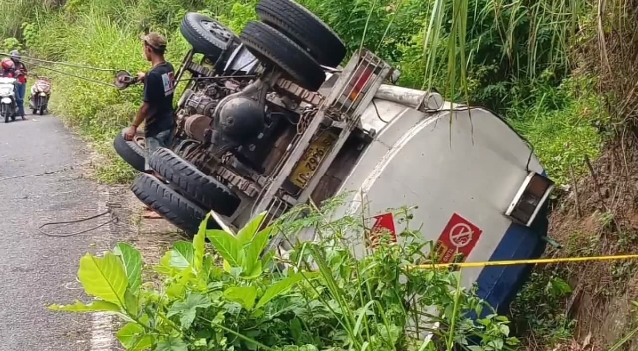Truk Pengangkut Solar Ilegal Terguling di Tulungagung, Sopir Kabur