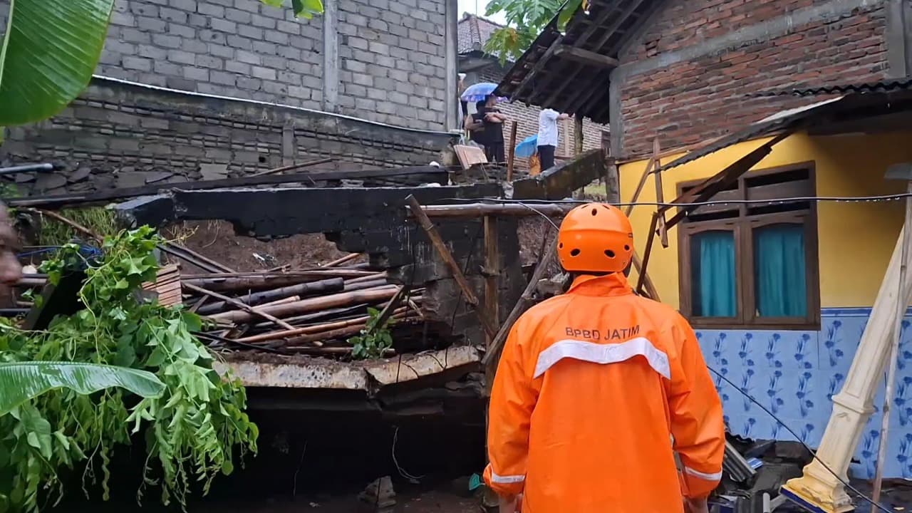 Talud Ambrol Timpa Rumah Warga di Tulungagung, Teras Rusak Parah