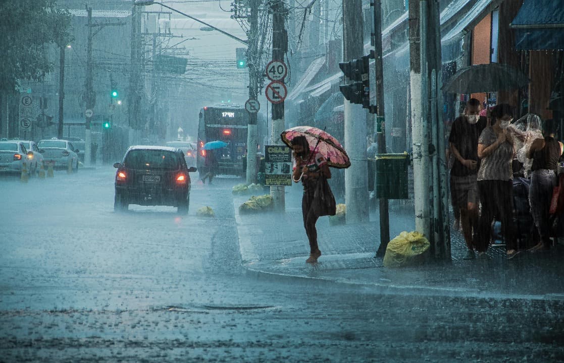 BMKG Prakirakan Sebagian Besar Jawa Timur Dilanda Hujan Petir Hari Ini, Masyarakat Diimbau Waspada