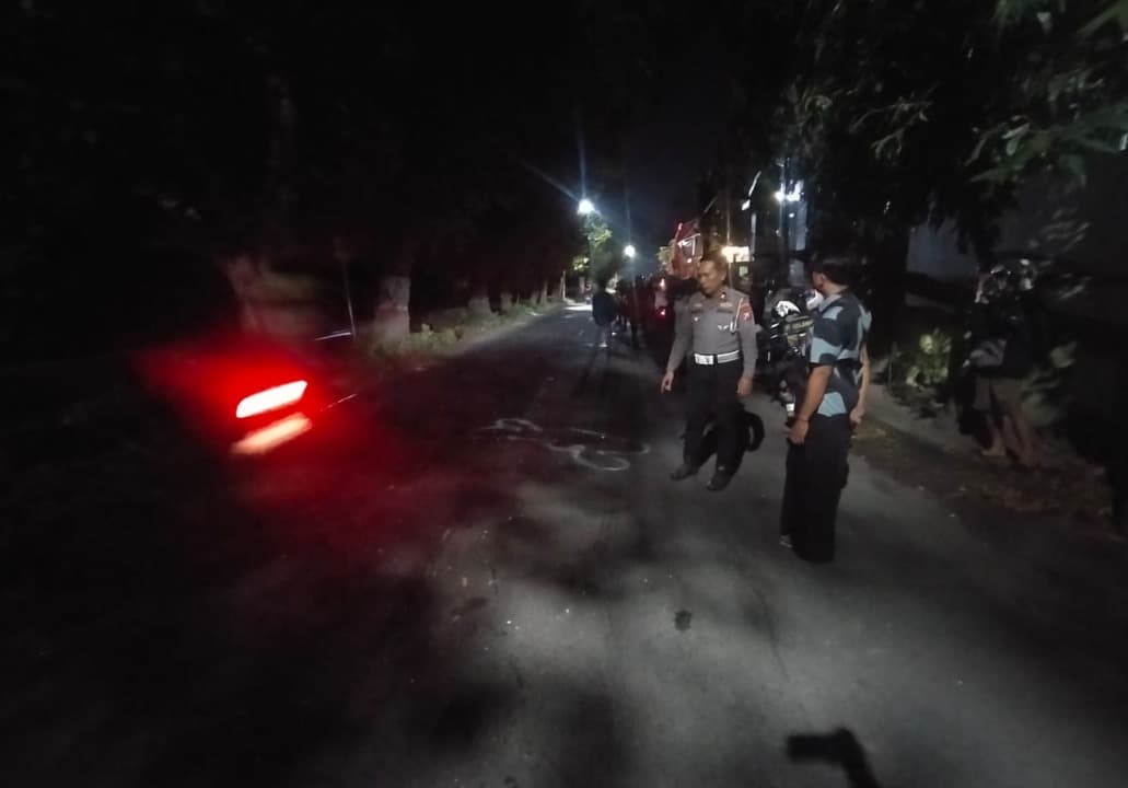 Pemotor Boncengan Tiga Tabrak Mobil di Mojokerto, Satu Orang Tewas
