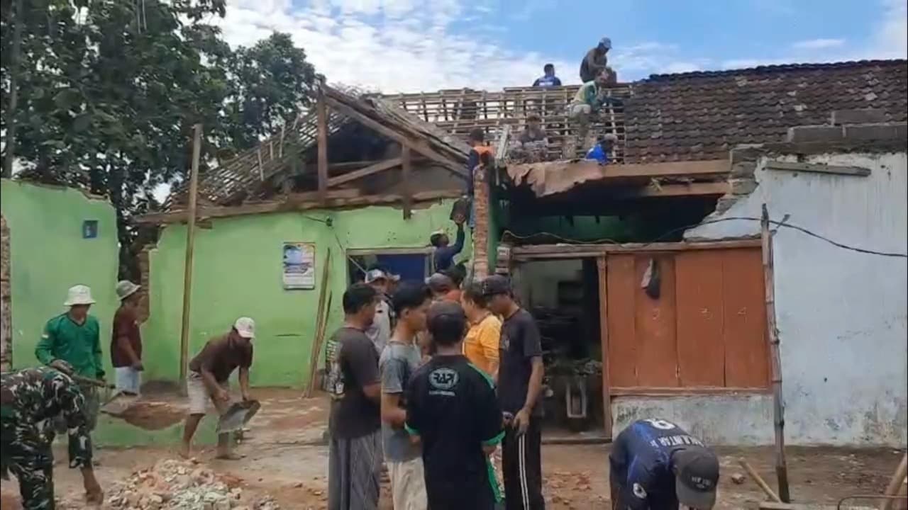 Rumah Warga di Blitar Roboh Diterjang Angin dan Hujan, Satu Keluarga Mengungsi