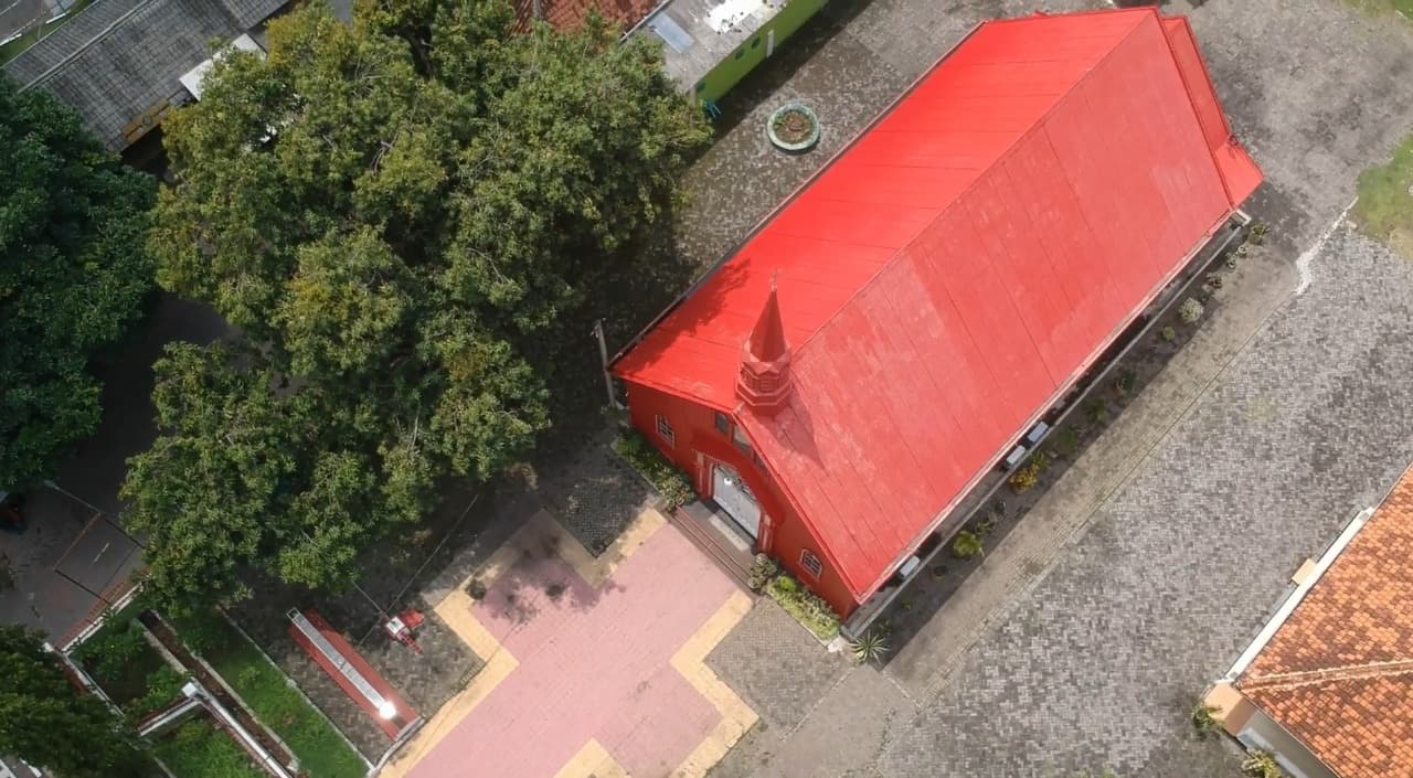 Gereja Merah Probolinggo Bersolek Sambut Natal