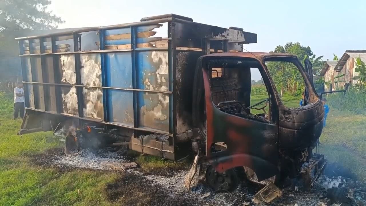 Truk Muat Sapi Curian Dibakar Massa di Probolinggo