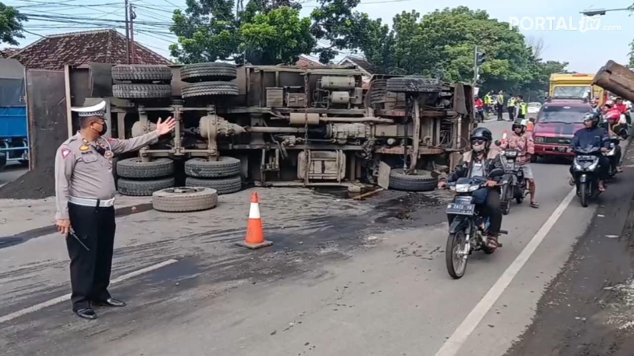 Diduga Mengantuk, Truk Tronton Muatan Pasir Terguling.
