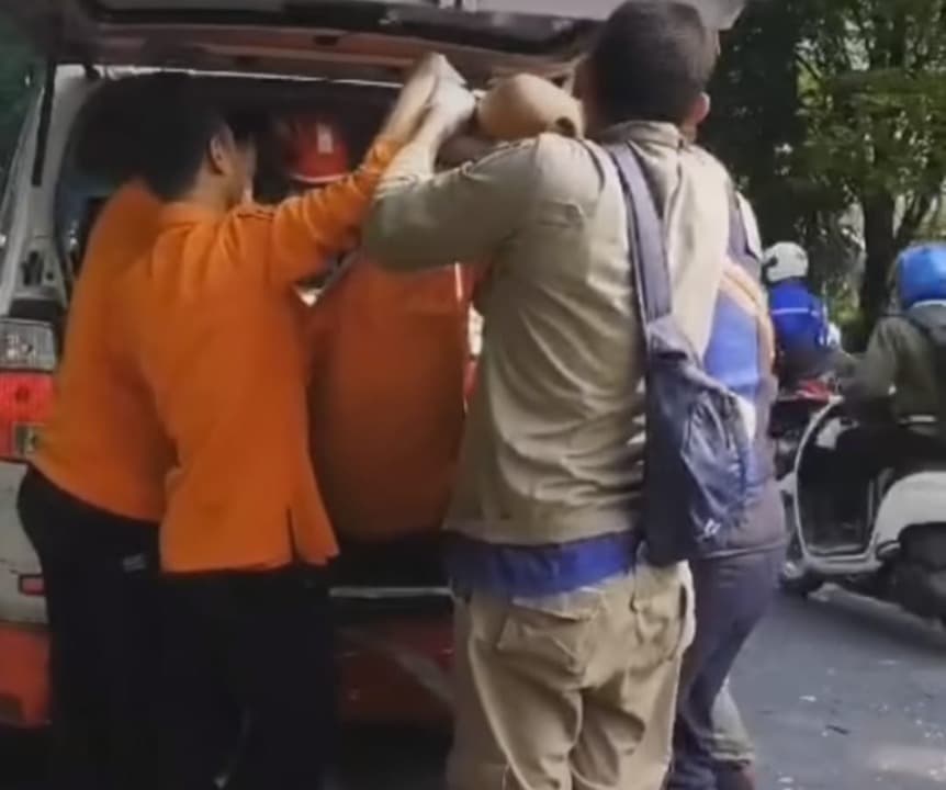 Tabrak Trailer Putar Balik, Pengendara Motor Tewas di Margomulyo