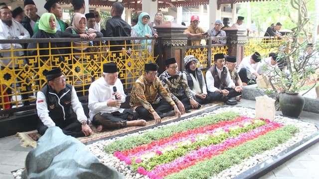 Safari Politik di Jatim, Mahfud MD Ziarah ke Makam 3 Pendiri NU di Jombang