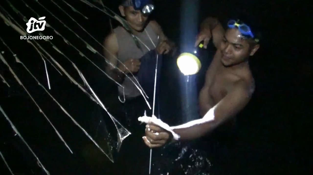 Sambut Kemarau, Warga di Tuban Berburu Ikan Sungai Diantara Gelapnya Malam