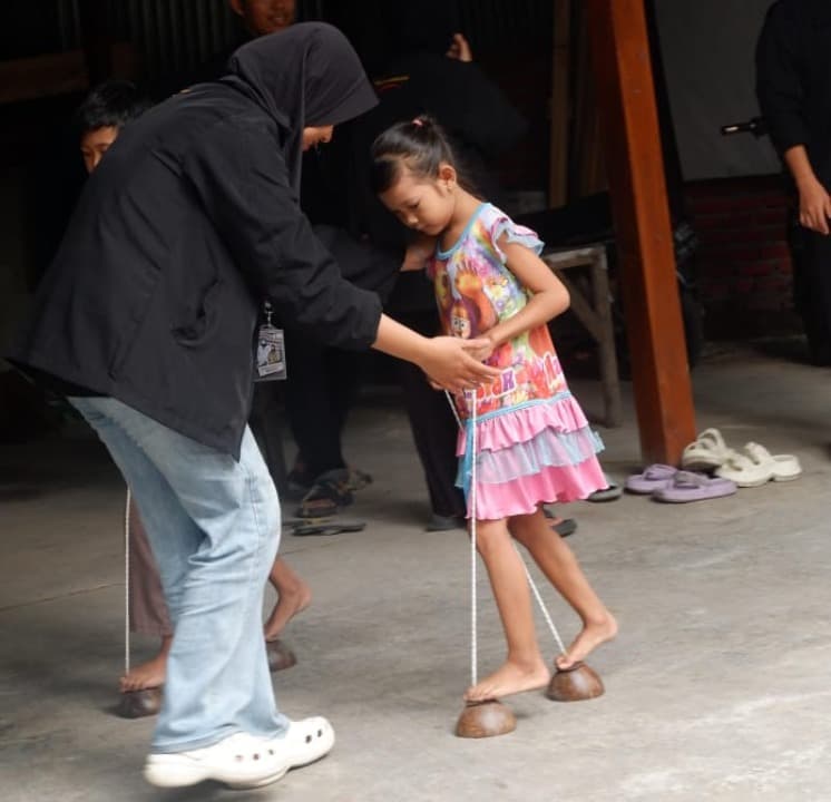 KKN Tematik Ubhara Surabaya Kembangkan Permainan Tradisional untuk Anak-anak