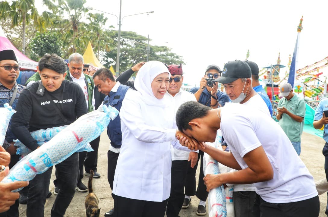 Gubernur Khofifah Beri Bantuan Senilai Rp 276 Juta ke Nelayan Muncar Banyuwangi
