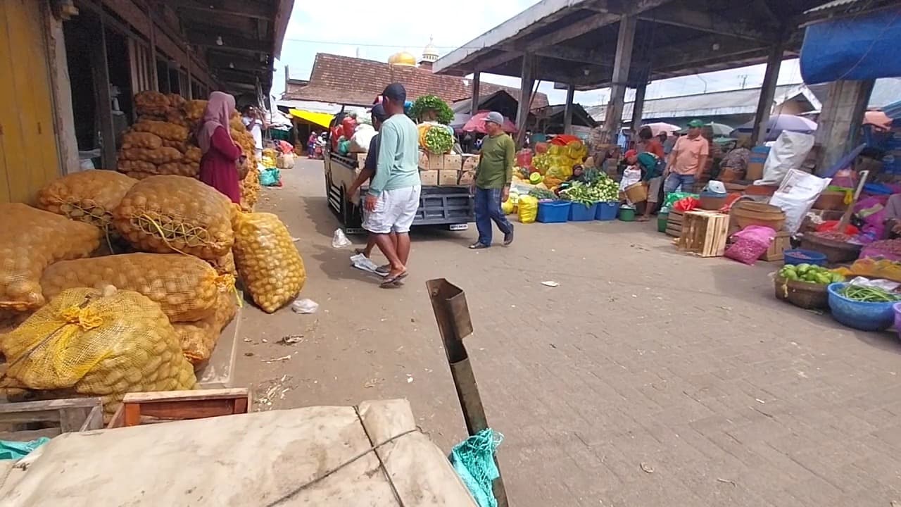 Pedagang Pasar Sayur Magetan Langgar Jam Operasional