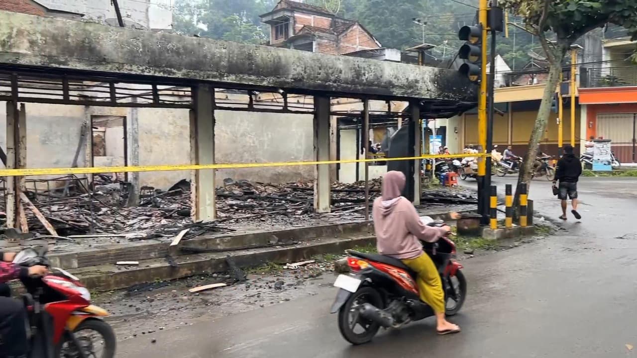 Tiga Kios di Trenggalek Ludes Terbakar, Diduga Akibat Konsleting Listrik