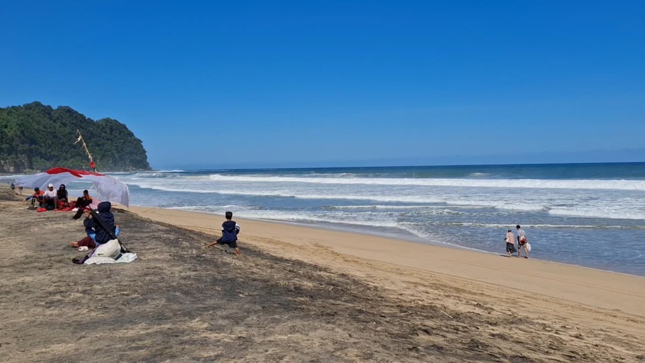 Pantai Dlodo di Tulungagung Semakin Digemari Wisatawan, Namun Akses Jalan Rusak Jadi Keluhan