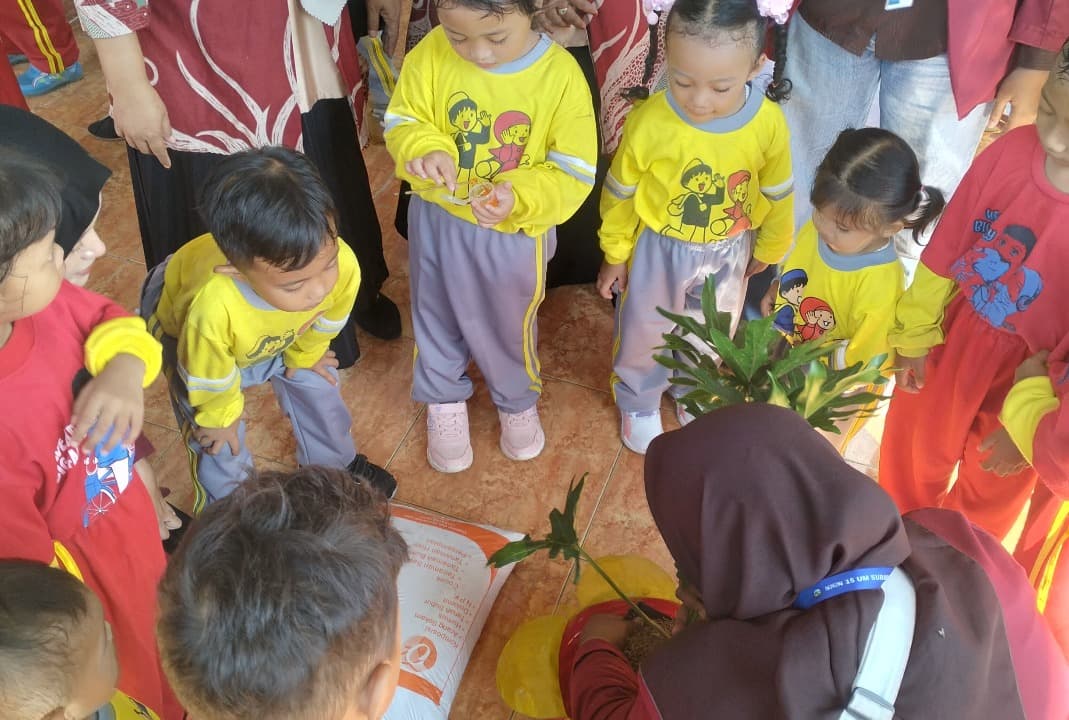 Tanamkan Cinta Lingkungan, Mahasiswa KKN UM Surabaya Ajak Anak-Anak Desa Sawo 'Tanam Karakter'