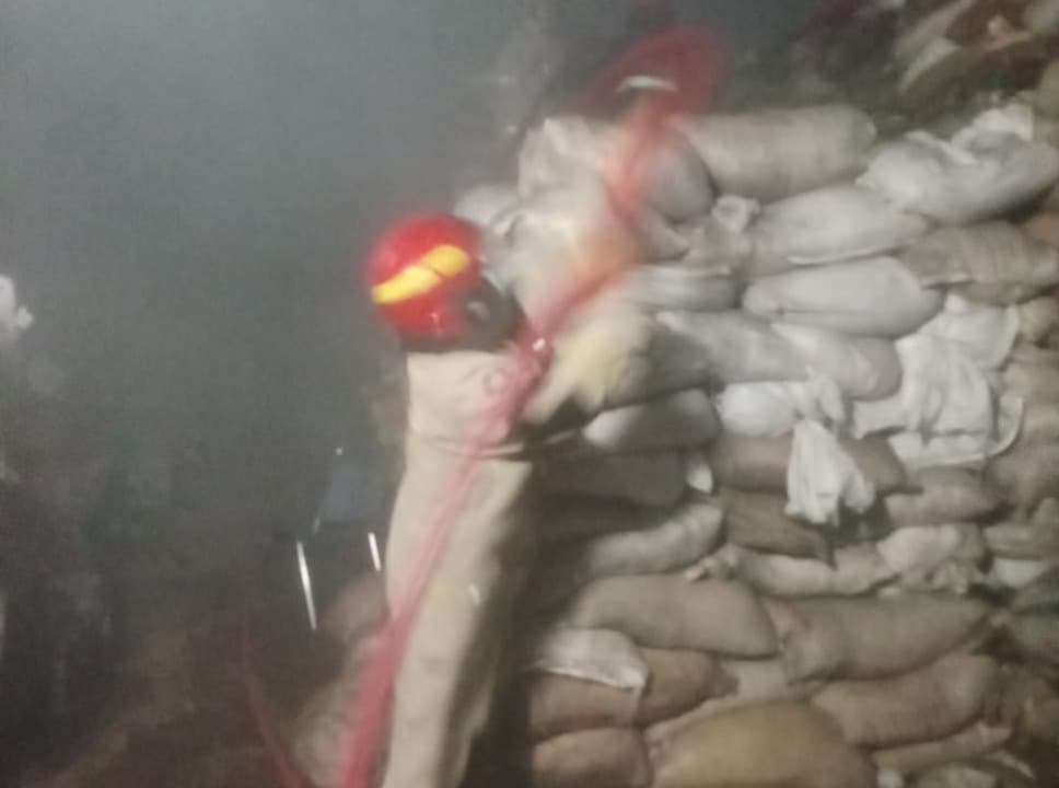 Gudang Kemiri di Jalan Demak Surabaya Terbakar