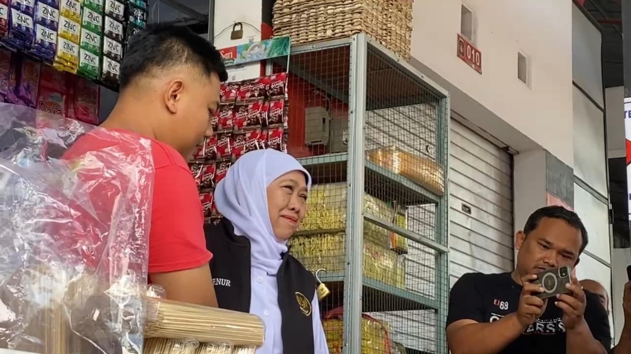 Gubernur Khofifah Tinjau Stok Beras di Pasar Pon Blitar, Pastikan Stabilitas Harga