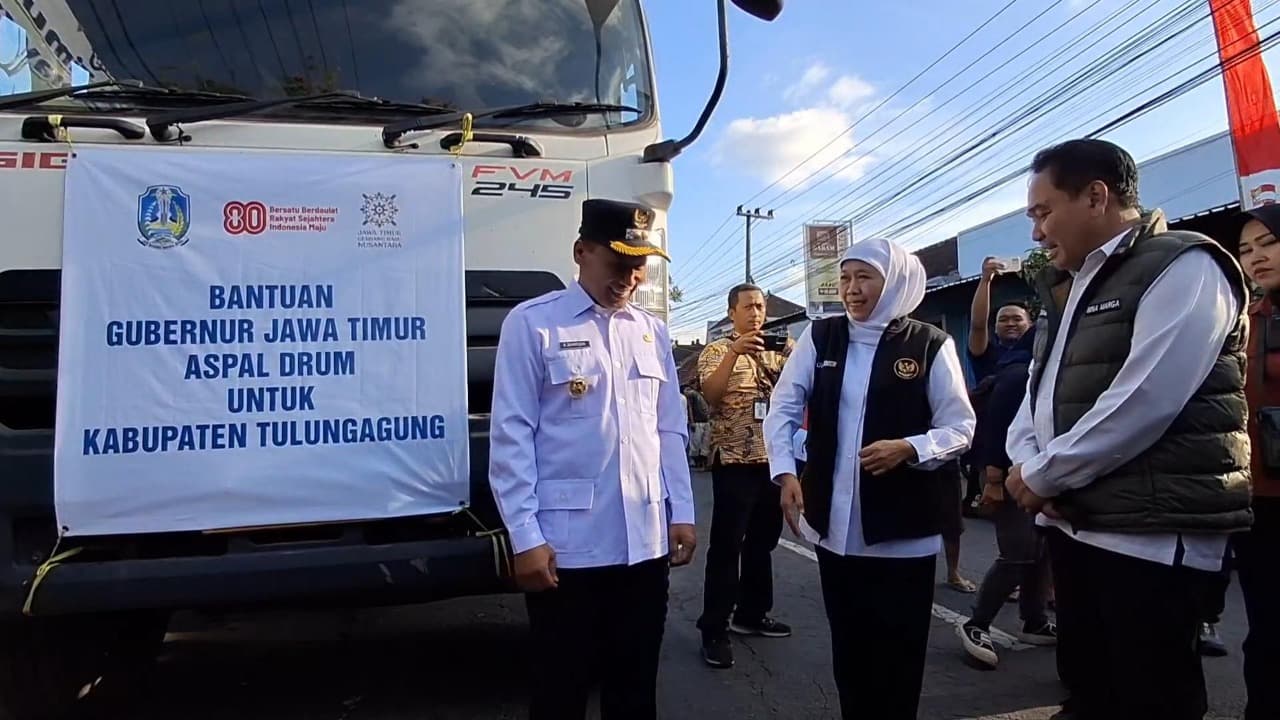 Gubernur Khofifah Salurkan 300 Drum Aspal untuk Perbaikan Jalan di Tulungagung