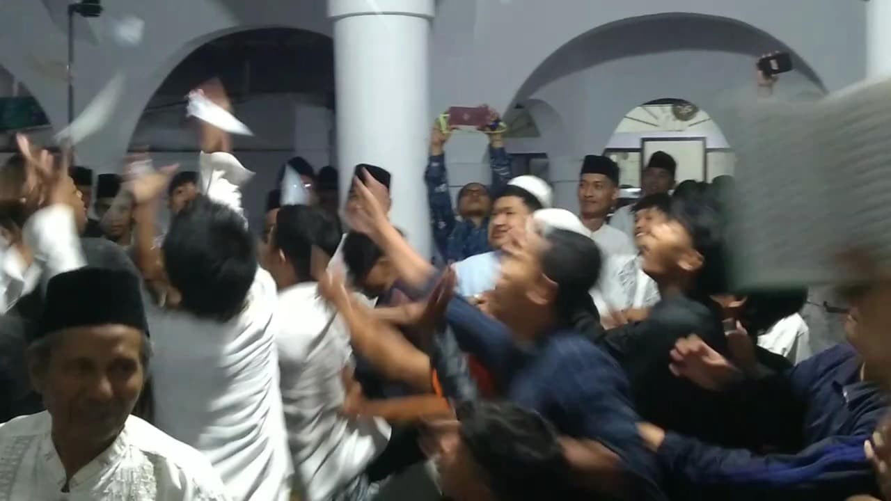 Tradisi Lempar Koin di Kediri Warnai Perayaan Maulid Nabi
