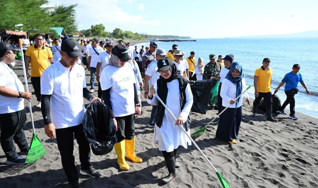 World Cleanup Day, Bupati Ipuk Bersama Ratusan Warga Bersihkan Sampah di Pantai Seranite